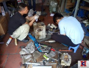 Kỹ thuật viên sửa bơm chân không có kinh nghiệm lâu năm