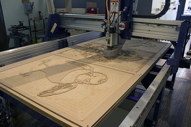 Máy CNC gia công tấm gỗ được đưa vào nhờ công nghệ chân không
