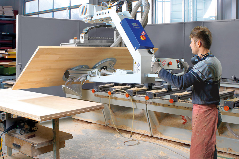 Tấm gỗ được nâng lên dễ dàng bằng công nghệ chân không