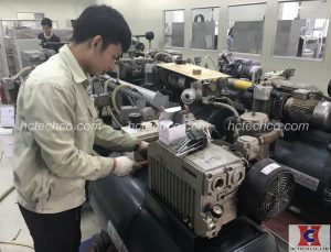 Kỹ thuật viên sửa bơm chân không bị tụt áp suất
