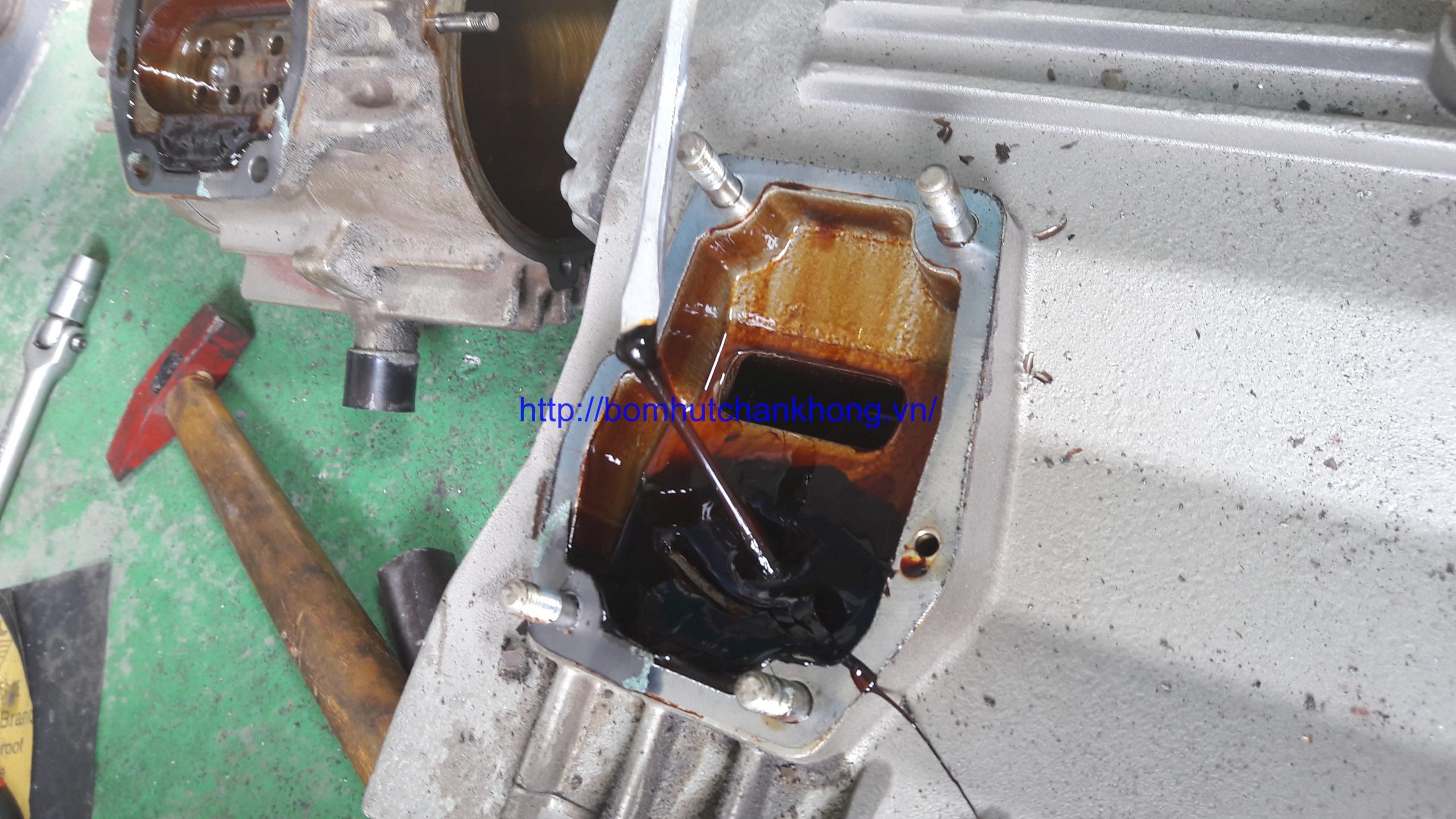 Nguyên nhân và cách sửa bơm hút chân không vòng dầu bị đóng keo dầu