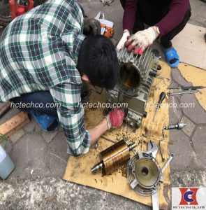Thực hiện sửa chữa bơm hút chân không
