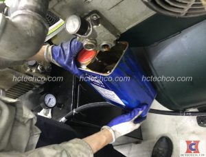Kiểm tra tình trạng và chất lượng dầu chân không trong bơm