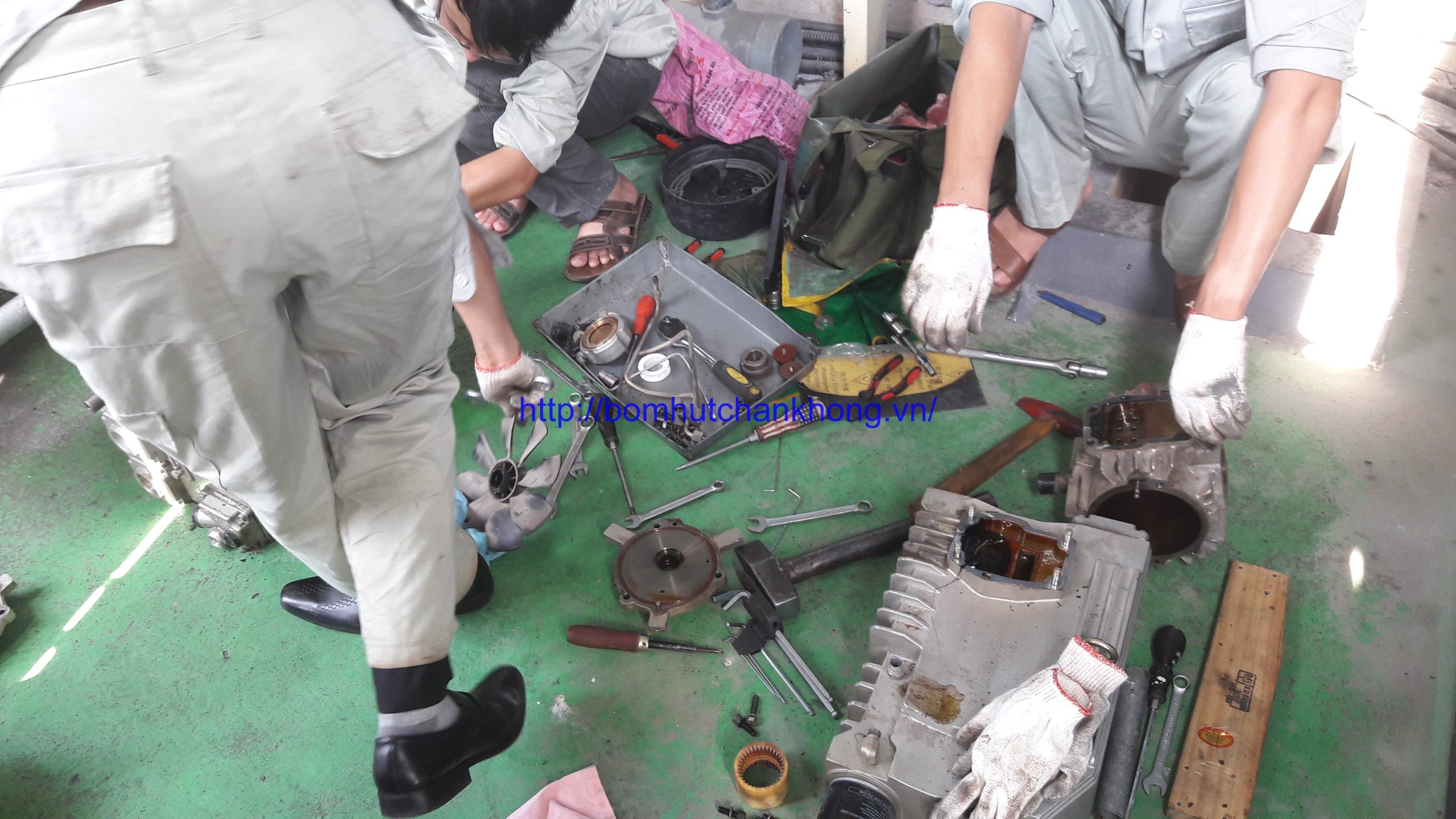 Cách sửa bơm hút chân không vòng dầu bị tắc đường ống dẫn dầu