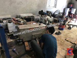 Kỹ thuật viên của HCTECH đang tiến hành sửa bơm hút chân không vòng dầu bị tụt áp suất chân không