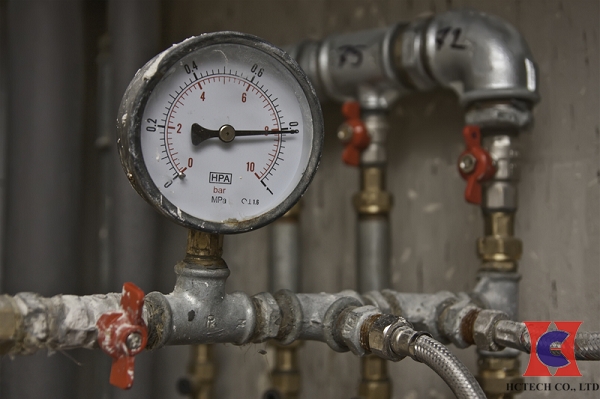 Đồng hồ đo áp suất được lắp đặt trong hệ thống khí