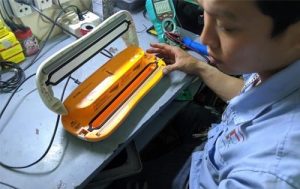 Kỹ thuật viên sửa chữa máy hút gia đình