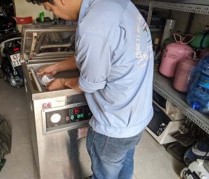 Nhân viên thực hiện sửa chữa máy hút chân không HCM
