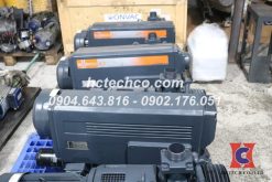 Máy bơm chân không cũ được kỹ thuật viên bảo dưỡng và vệ sinh