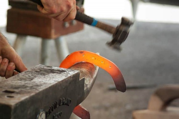 Sử dụng đe đóng móng ngựa
